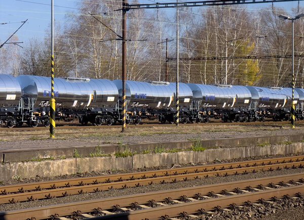 Острава, Чехия - 16 ноября 2024 года: Совершенно новые цистерны цистерн VTG припаркованы на железной дороге