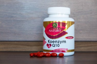 Ostrava, Çek Cumhuriyeti - 20 Kasım 2023: Yağmurdan sonra hafif hareket bulanıklığı olan MPV arabası