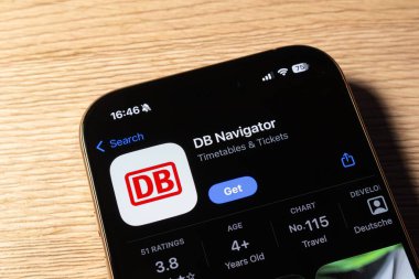 Ostrava, Çek Cumhuriyeti - 20 Kasım 2023: Yağmurdan sonra hafif hareket bulanıklığı olan MPV arabası