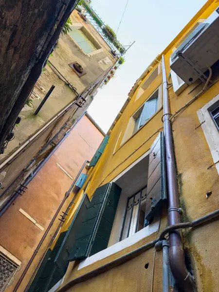 İtalya 'da Venedik' in son derece dar sokaklarının en alt perspektifi. Klostrofobik görünüm