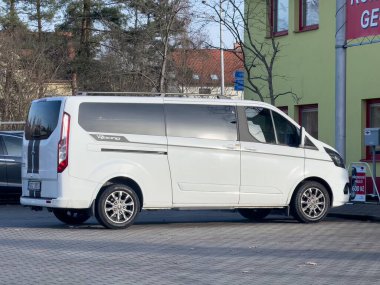 Ostrava, Çek Cumhuriyeti - 25 Kasım 2011: Ford Tourneo Özel MPV arabası sokağa park edildi