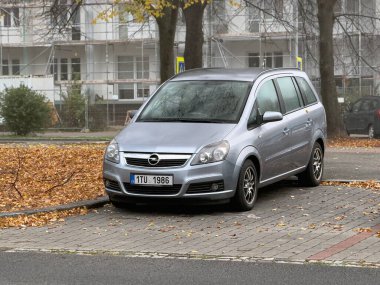 Ostrava, Çek Cumhuriyeti - 5 Kasım 2024: Gümüş Opel Zafira B MPV arabası sonbahar sezonunda sokağa park edildi