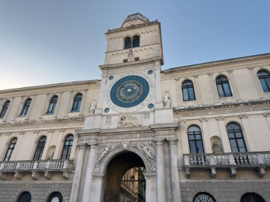 Padova, İtalya - 30 Ekim 2024: Torre dell Orologio saat kulesi İtalya, Padova 'da Piazza dei Signori şehir meydanında