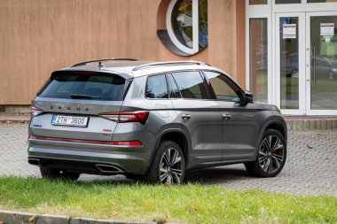 Havirov, Çek Cumhuriyeti - 27 Ekim 2023: Caddeye park etmiş gümüş renkli Çek Skoda Kodiaq RS SUV aracı