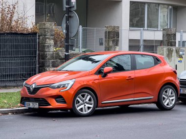 Ostrava, Çek Cumhuriyeti - 13 Aralık 2024: Yepyeni kırmızı Renault Clio V (BJA) hatchback