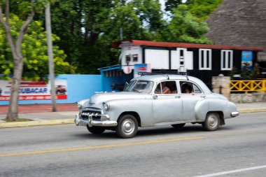 Varadero, Küba - 2 Eylül 2023: Varadero, Küba 'da gümüş Chevrolet Styleline Deluxe 1952 model araba, hareket bulanıklığı etkisi