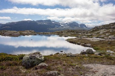 Norveç, Trolltunga yolunda temiz su gölü güzel bir günde