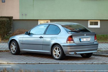 Ostrava, Çek Cumhuriyeti - 30 Ocak 2024: BMW 3 Compact E46 'nın arka tarafı