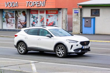 Ostrava, Çek Cumhuriyeti - 14 Mayıs 2025: Beyaz Cupra Formentor geçiş aracı, hareket bulanıklığı etkisi