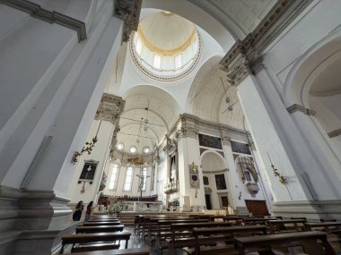 Padova, İtalya - 30 Ekim 2024: Basilica Cathedral of Saint Mary of the Assumption (Duomo di Padova) kilisesinin son derece geniş bir görüntüsü