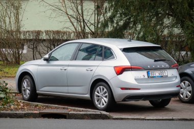 Ostrava, Çek Cumhuriyeti - 1 Şubat 2024: Gümüş Skoda Scala hatchback alaşımlı tekerlekli araba caddeye park edilmiş, arka manzara