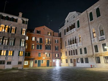 Venedik, İtalya - 1 Kasım 2024: Venedik, İtalya 'daki Campo San Maurizio kasaba meydanında berber dükkanı olan kırmızı bina