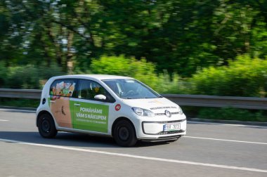 Ostrava, Çek Cumhuriyeti - 13 Haziran 2025: Rohlik.cz yiyecek dağıtım şirketinin hareket bulanıklığı efektli beyaz arabası