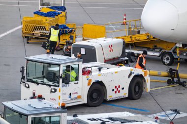 Viyana, Avusturya - 18 Şubat 2024: Havaalanındaki 150 römorkör kamyonu uçakları hareket ettirmeye hazır