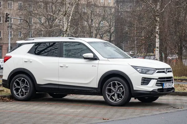 Ostrava, Çek Cumhuriyeti - 1 Şubat 2024: Beyaz SsangYong Korando IV C300 SUV aracı sokağa park edildi
