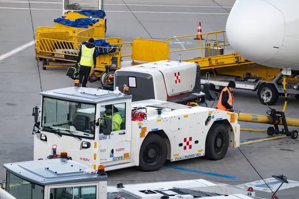 Viyana, Avusturya - 18 Şubat 2024: Havaalanındaki 150 römorkör kamyonu uçakları hareket ettirmeye hazır