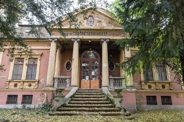 Eğer, Macaristan - 28 Ekim 2023: Macaristan 'ın Eger kentinde Klapka Gyorgy Utca 14. Sokak' taki Tudobeteg Gondozo Intezet (Pulmonary Care Institute) harabesi