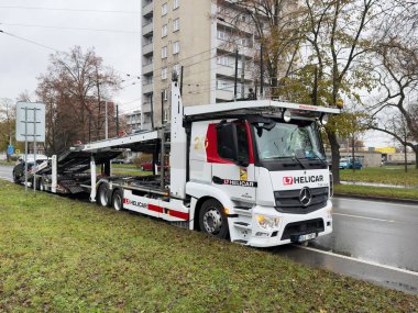 Ostrava, Çek Cumhuriyeti - 28 Kasım 2024: Mercedes-Benz Actros 2346 L7 Helicar şirketinin araç taşıyıcı kamyonu