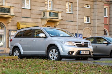 Ostrava, Çek Cumhuriyeti - 18 Aralık 2023: Dodge Journey 'e dayalı Silver Fiat Freemont SUV veya MPV