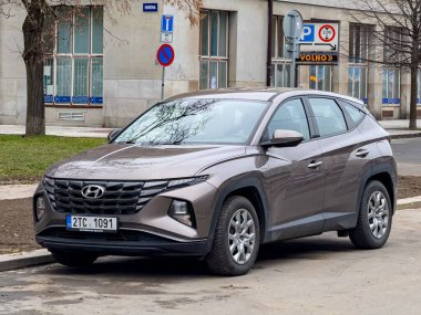 Ostrava, Çek Cumhuriyeti - 13 Aralık 2024: Caddeye park edilmiş kahverengi Hyundai Tucson NX4 kavşağının ön tarafı