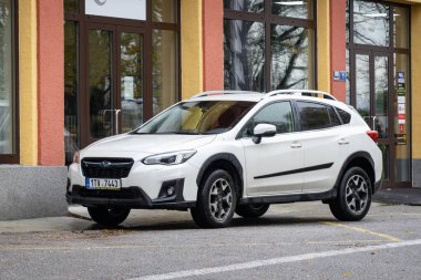 Havirov, Çek Cumhuriyeti - 20 Kasım 2023: Yüz gerdirmeden sonra Beyaz Subaru Outback V (BS jenerasyonu) arabası