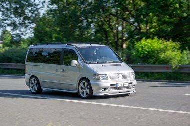 Ostrava, Çek Cumhuriyeti - 13 Haziran 2025: Brabus Mercedes-Benz Vito W638 hareket bulanıklığı efektli araç