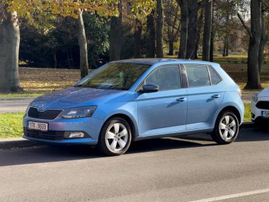 Ostrava, Çek Cumhuriyeti - 25 Kasım 2024: Mavi Skoda Fabia III arabası güneşli bir günde sokağa park edildi