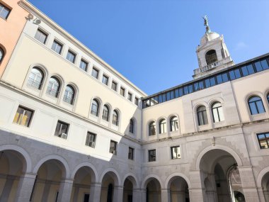 Padova, İtalya - 31 Ekim 2024: Palazzo Moroni, güneşli bir günde İtalya 'nın Padova kasabasının belediye binası.