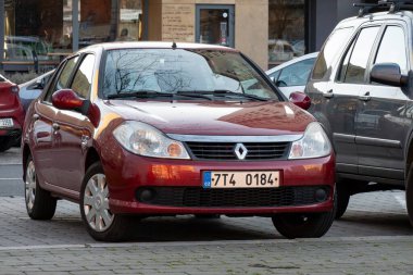 Ostrava, Çek Cumhuriyeti - 16 Şubat 2024: Red Renault Thalia Clio Clio Sembol Sedan aracı