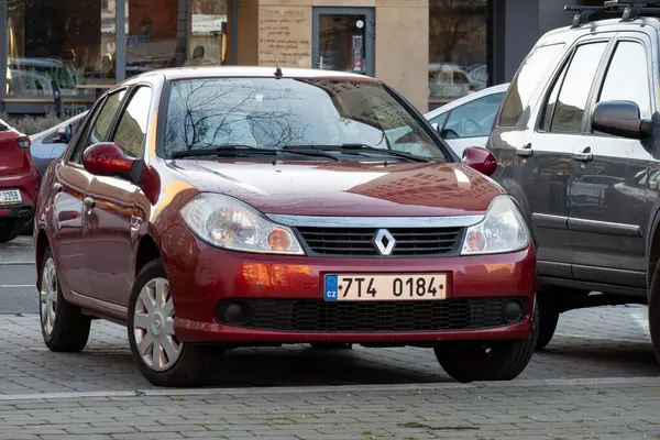 Ostrava, Çek Cumhuriyeti - 16 Şubat 2024: Red Renault Thalia Clio Clio Sembol Sedan aracı