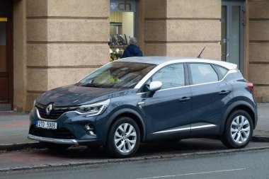 Ostrava, Çek Cumhuriyeti - 1 Şubat 2024: Koyu mavi Renault Captur II Caddeye park edilmiş küçük kompakt bir araç