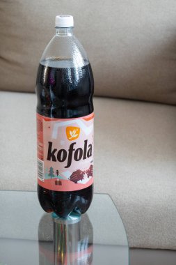 Ostrava, Çek Cumhuriyeti - 8 Aralık 2023: Bir şişe Kofola Rumova Çek kokainine benzer rom aromalı, dikey görüntülü içecek