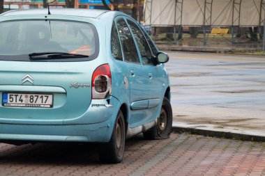 Ostrava, Çek Cumhuriyeti - 1 Şubat 2024: Citroen Xsara Picasso 'nun arka lambası patlamış, lastiği patlamış