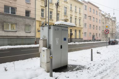 Ostrava, Çek Cumhuriyeti - 7 Aralık 2023: Ostrava, Çek sokaklarında hava kalitesini ölçen kutu