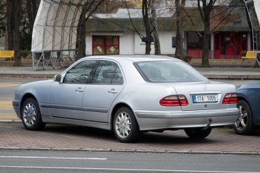 Ostrava, Çek Cumhuriyeti - 21 Aralık 2022: Gümüş Mercedes-Benz E-Sınıfı W210 Sedan lüks araba caddeye park edildi