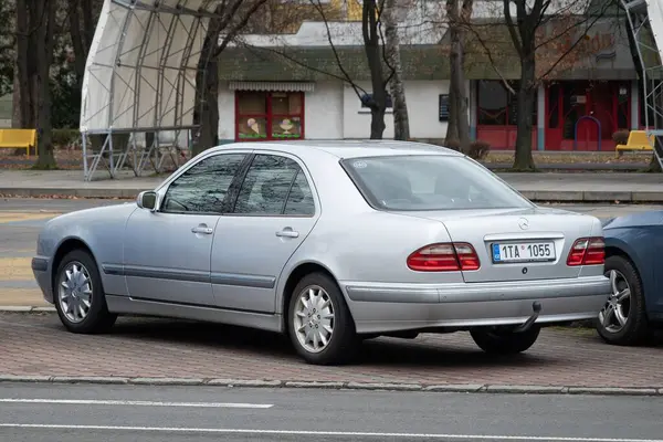 Ostrava, Çek Cumhuriyeti - 21 Aralık 2022: Gümüş Mercedes-Benz E-Sınıfı W210 Sedan lüks araba caddeye park edildi