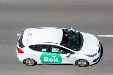 Ostrava, Çek Cumhuriyeti - 25 Haziran 2025: Bolt taşımacılık şirketinin beyaz Kia Ceed arabası, hareket bulanıklığı etkisi