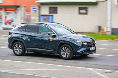 Ostrava, Çek Cumhuriyeti - 14 Mayıs 2025: Hyundai Tucson IV hareket bulanıklığı etkisi olan çapraz otomobil