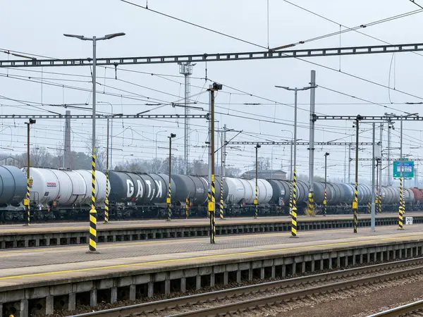 Ostrava, Çek Cumhuriyeti - 9 Kasım 2024: Nacco, Gatx, Railco şirketlerinin vagonları demiryolunda park halindedir.