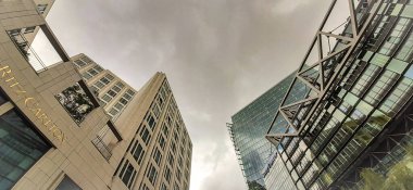 Berlin, Almanya 'daki Sony Center yakınlarındaki modern cam binalar.