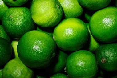 Taze yeşil limonlar yakın plan. Limonlu arka plan. Yüksek kalite fotoğraf