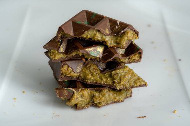 Şam fıstıklı, tahin ezmeli ve kataifi hamurlu Dubai çikolatası. Geleneksel el yapımı şekerleme. Yüksek kalite fotoğraf