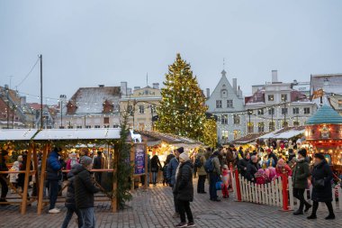 Tallinn, Estonya - 8 Aralık 2024: Raekoja Plats 'taki Town Hall Meydanı' nda Noel pazarı, arka planda yürüyen insanlar, Noel ağacı, UNESCO Dünya Mirası Sitesi, Avrupa. Yüksek kalite