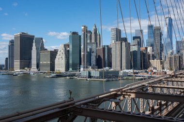 New York, ABD - 22 Ekim 2023: Brooklyn Köprüsü 'nden Manhattan silueti. Kentsel mimari, şehir manzarası ve New York 'taki modern altyapı kavramı. Yüksek kalite fotoğraf