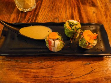 Yemek masasında soslu Tayland dürümü.