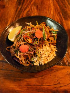 Tayland restoranında tavuklu Tayland yemeği.