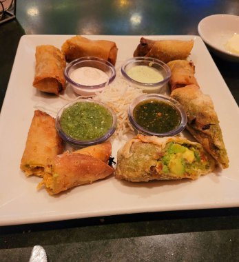 Bir restoranda soslu farklı aromalı kızarmış rulo.