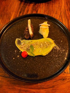 Macha çikolatalı ve hindistan cevizli Thai çölü ezilmiş fıstıklı.