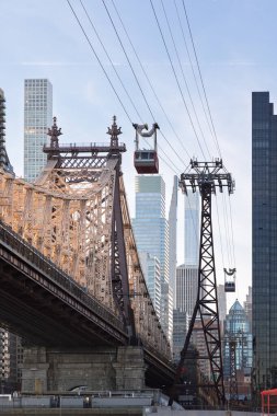 Queensboro Köprüsü Manhattan 'ı Queens' e bağlıyor. Manhattan ile Roosevelt Adası arasında manzaralı teleferikler geçiyor..