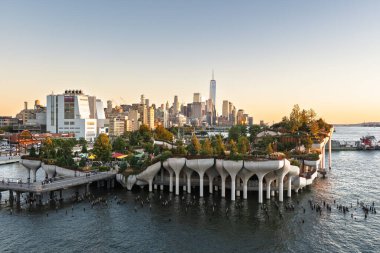 New York, New York, New York, ABD, Sep 24, 2022 - Ziyaretçiler, New York şehrinin yemyeşil ve göz kamaştırıcı gökdelenleri ile çevrelenmiş halkalar üzerine inşa edilmiş su kenarı parkının keyfini çıkarıyorlar.
